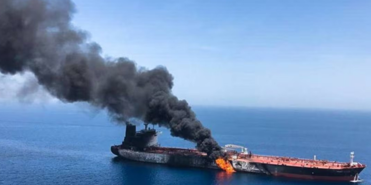 Petróleo roza los 74 dólares tras ataque a buque cerca de Ormuz
