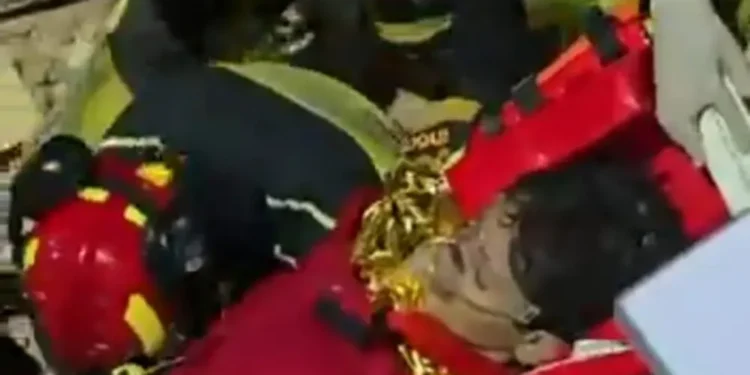 Rescatistas de RD logran sacar con vida a niño en Venezuela