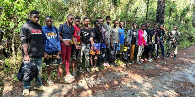 Patrullas del Ejército interceptan a 54 migrantes indocumentados en Montecristi y Santiago Rodríguez