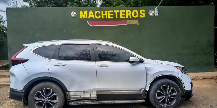 Soldados del ERD detienen dos vehículos con 32 haitianos indocumentados en Valverde y Dajabón