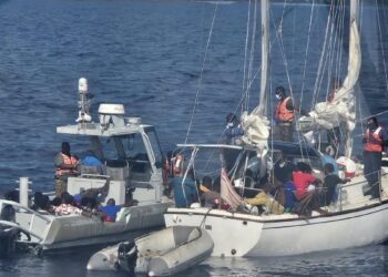 Autoridades de Bahamas interceptan velero con 54 migrantes haitianos y ocupan varios paquetes de drogas