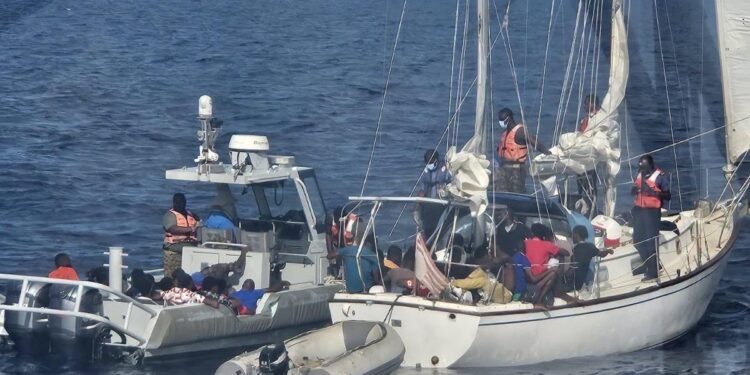 Autoridades de Bahamas interceptan velero con 54 migrantes haitianos y ocupan varios paquetes de drogas