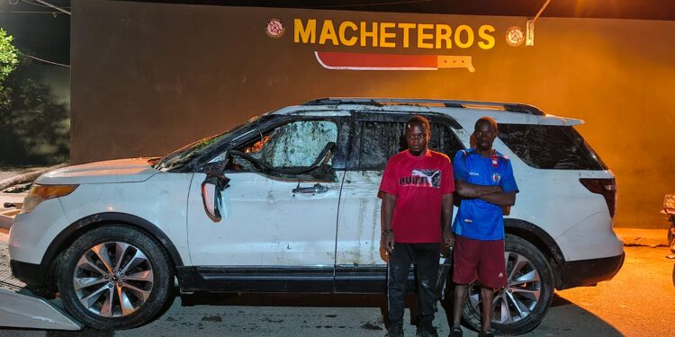 Ejército detiene a 14 indocumentados tras accidente de vehículo vinculado al tráfico de migrantes en Valverde