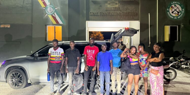 Ejército intercepta vehículo con ocho haitianos en condición migratoria irregular y detiene a dos dominicanos en Dajabón