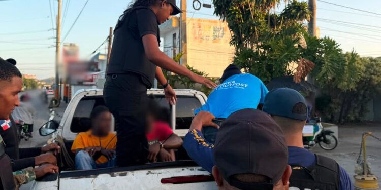 Agentes migratorios y entes de seguridad detienen 997 extranjeros indocumentados en 20 provincias este martes