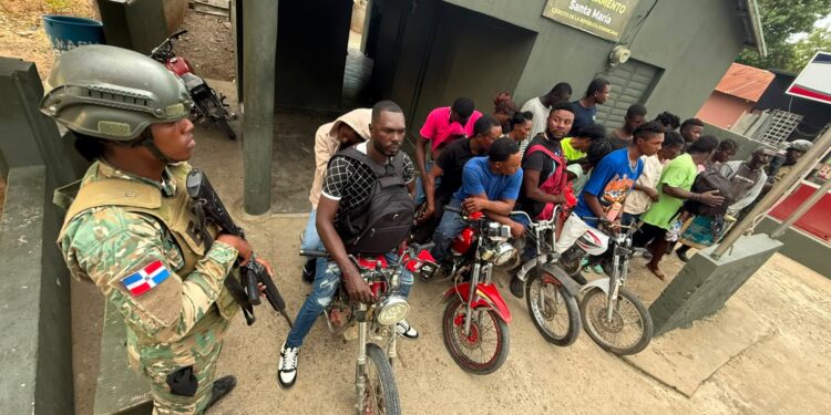Soldados del Ejército interceptan a 76 nacionales haitianos y ocupan motocicletas en Elías Piña y Dajabón