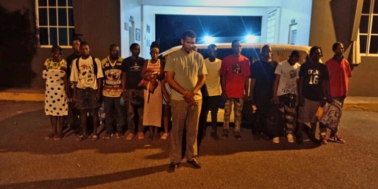 Ejército detiene a conductor dominicano transportando a 14 haitianos indocumentados en San José de las Matas