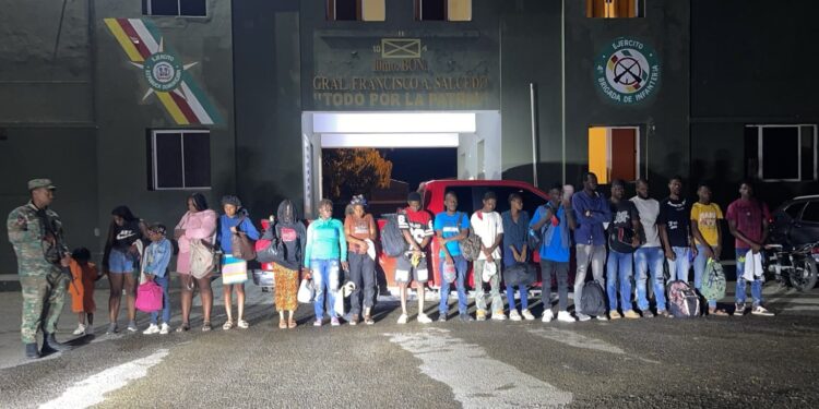 Ejército detiene 19 haitianos indocumentados ocultos en una camioneta que intentó evadir puesto de chequeo en Dajabón