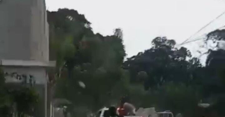 Someten a la justicia a dominicano en emboscada, bloqueando la salida de unidad de Migración en Villa Mella