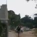 Someten a la justicia a dominicano en emboscada, bloqueando la salida de unidad de Migración en Villa Mella