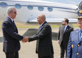 Luis Abinader llega a Colombia para investidura presidencial
