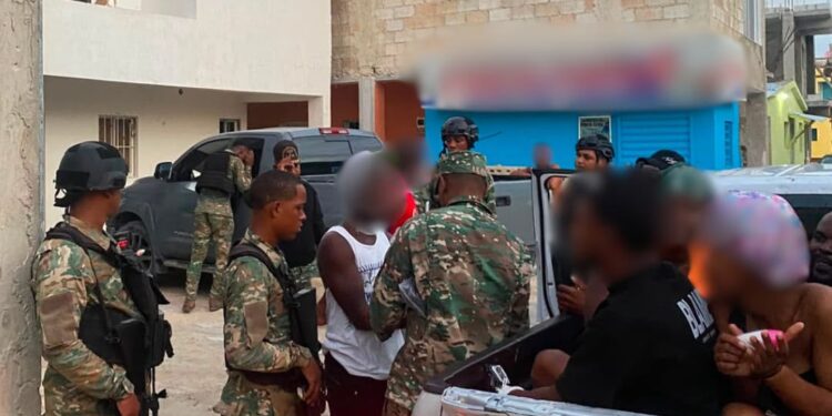 Este martes DGM detiene 1,216 indocumentados en operativos migratorios simultáneos y deporta 1,042