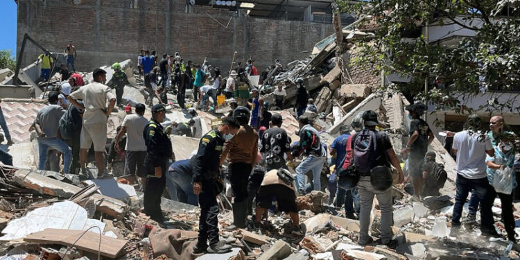 Al menos 132 muertos y 570 heridos deja el terremoto de magnitud 7,4 en Colombia