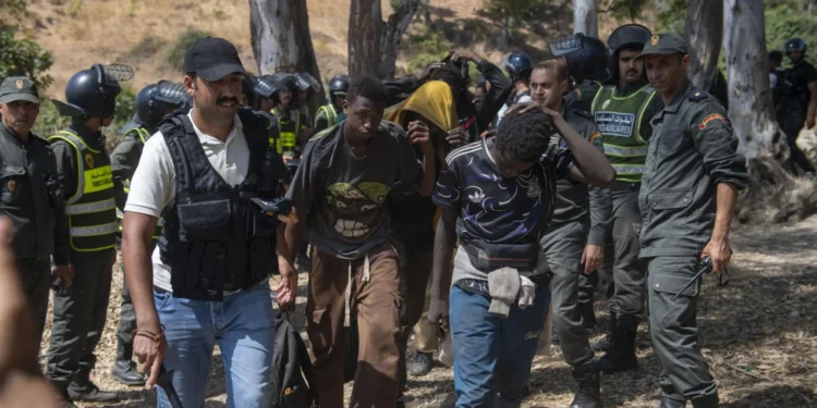 Marruecos intercepta a 148 migrantes cerca de la frontera con Ceuta