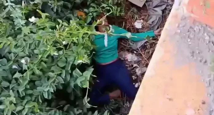 Mujer de lanza por segunda ocasión del puente en río Yaque en Montecristi