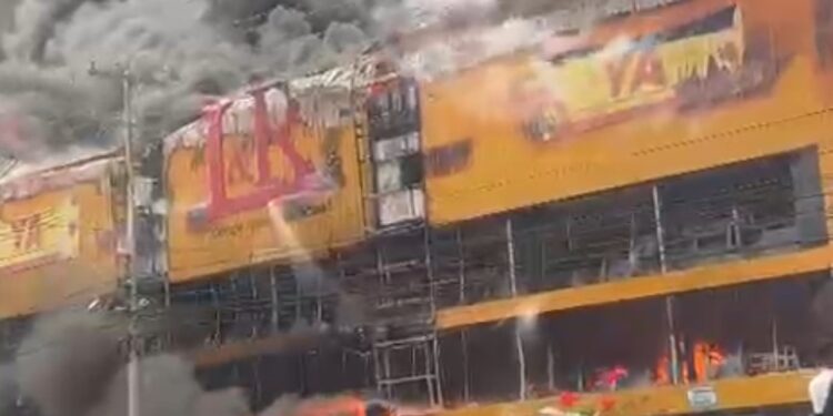 Un incendio afecta la tienda LyR de la autopista Las Américas