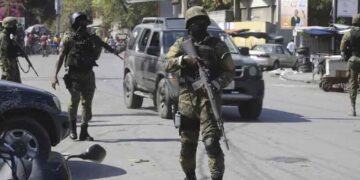 Hieren a tres policías haitianos en emboscada bandas armadas