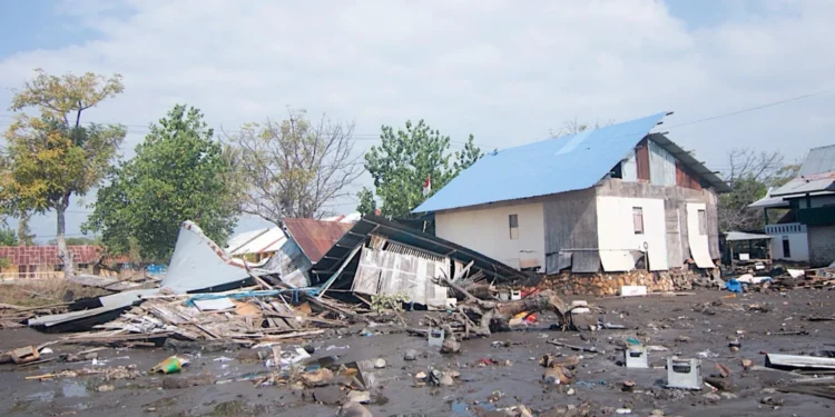 Más de 5.000 indonesios permanecen desplazados tras el fuerte terremoto de 7,7
