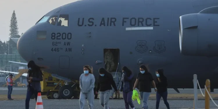 EEUU busca localizar en el extranjero a migrantes deportados para cobrarles multas