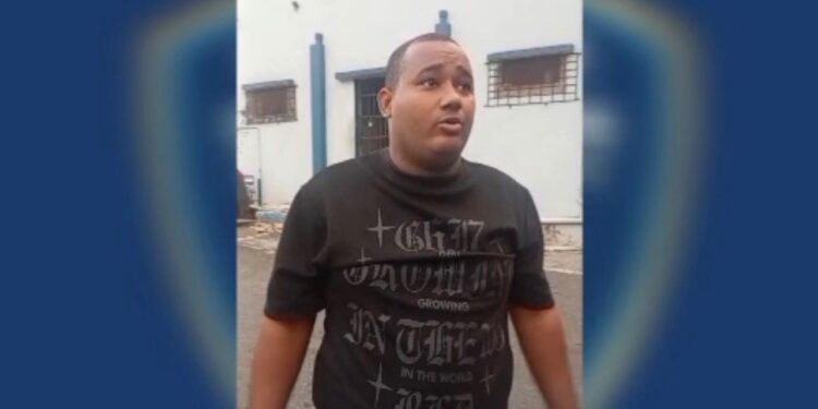 Joven con orden de arresto por presunto homicidio se entrega a la Policía en Puerto Plata