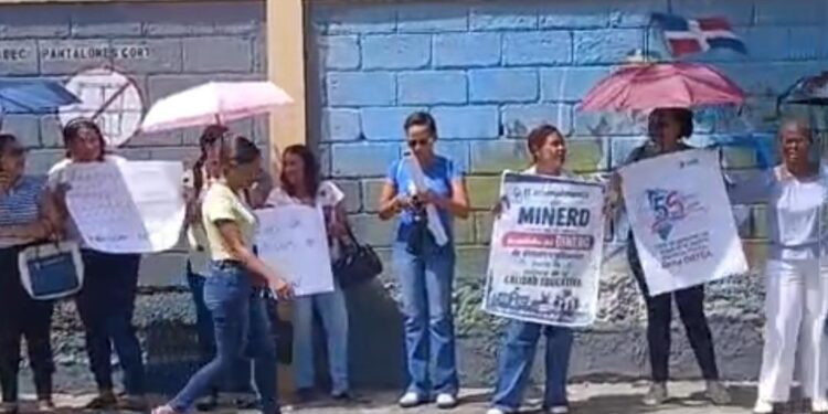 ADP realiza protestas en escuelas de Puerto Plata