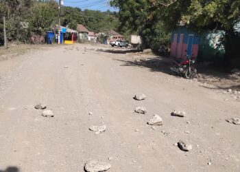 Protestan en El Estrecho, Luperón, por lentitud en trabajos de carretera