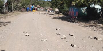 Protestan en El Estrecho, Luperón, por lentitud en trabajos de carretera