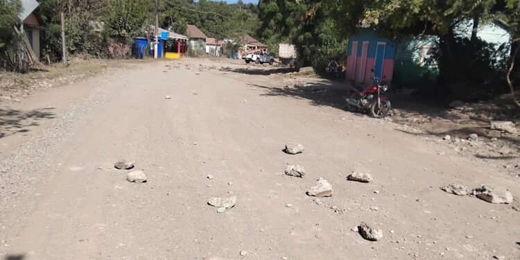 Protestan en El Estrecho, Luperón, por lentitud en trabajos de carretera