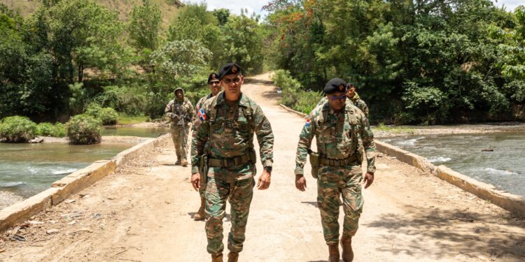 Comandante del Ejército supervisa unidades y puestos fronterizos desde Manzanillo hasta Pedro Santana