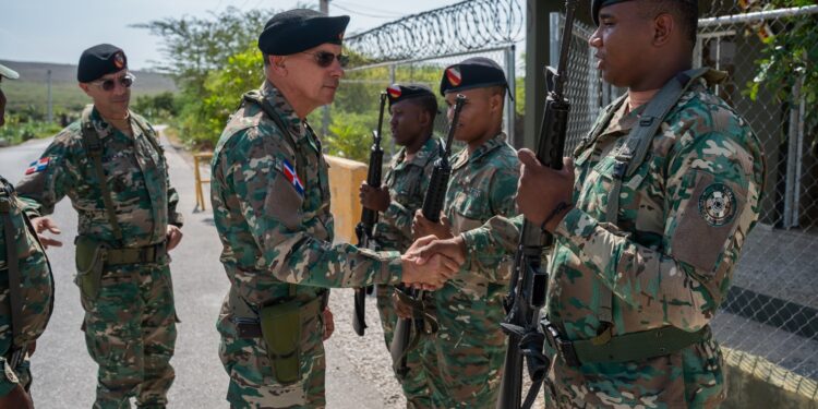 Comandante del Ejército supervisa unidades, entrega tres puestos fronterizos y pone en funcionamiento nuevo helipuerto en la Sierra de Bahoruco
