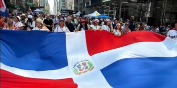 Desfile Dominicano tiñe Sexta Avenida de azul, rojo y blanco