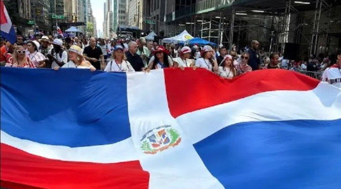 Desfile Dominicano tiñe Sexta Avenida de azul, rojo y blanco