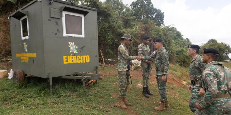 Comandante del Ejército recorre unidades fronterizas en provincias Pedernales e Independencia