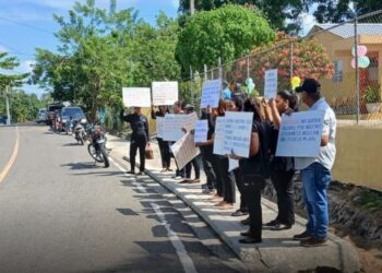 Docentes protestan contra directora de escuela en Loma de Cabrera