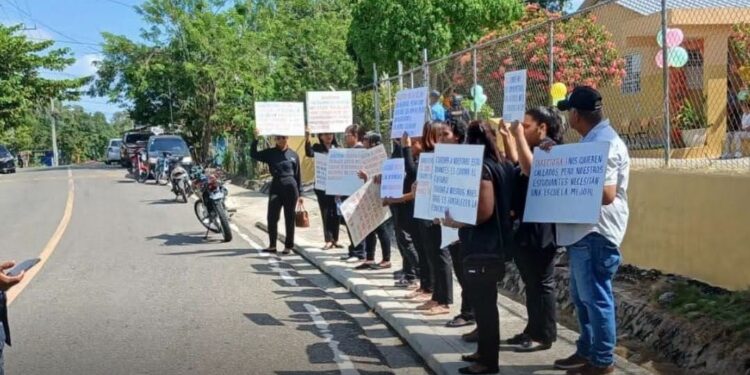 Docentes protestan contra directora de escuela en Loma de Cabrera