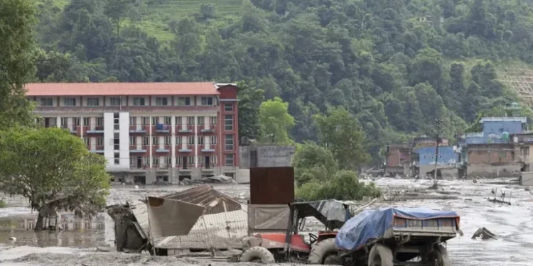 Superan los 800 muertos a ambos lados de la frontera tras la riada en Nepal