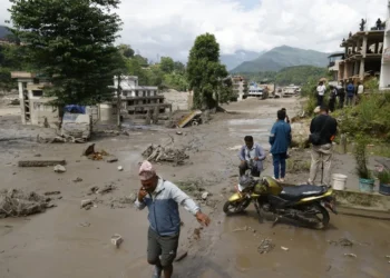 Aumentan a 55 los muertos y 403 los desaparecidos en la riada masiva en Nepal