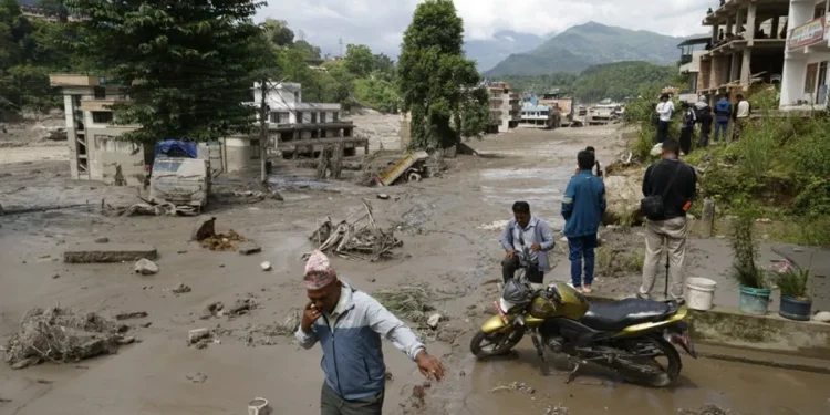 Aumentan a 55 los muertos y 403 los desaparecidos en la riada masiva en Nepal