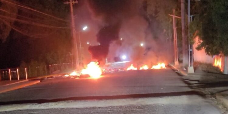 Por segundo día protestan en demanda de asfaltado de calles en barrio Paraíso de Dajabón