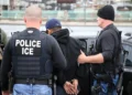 ICE rozó los 50,000 arrestos en julio: quiénes están siendo detenidos y qué cambió en la política migratoria