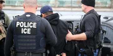 ICE rozó los 50,000 arrestos en julio: quiénes están siendo detenidos y qué cambió en la política migratoria