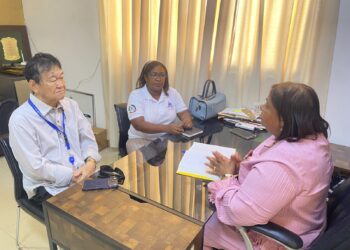 Takeshi Mukai y la Dra. Zaberkis Rodríguez visitan directora del Distrito Educativo 13-04 en Dajabón
