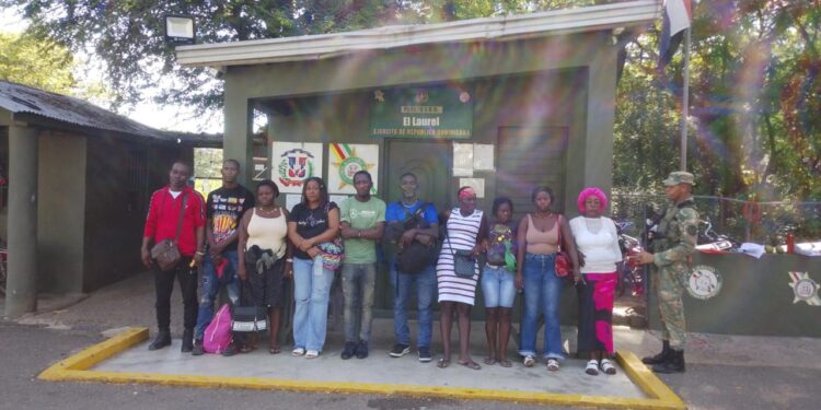 ERD detiene 10 indocumentados en Puesto de Chequeo militar el laurel Dajabón