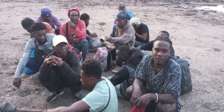 G2 detiene 13 haitianos intentando burlar vigilancia del muro fronterizo en la Vigía Dajabón