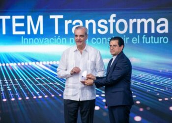 Abinader respalda laboratorio semiconductores de la PUCMM