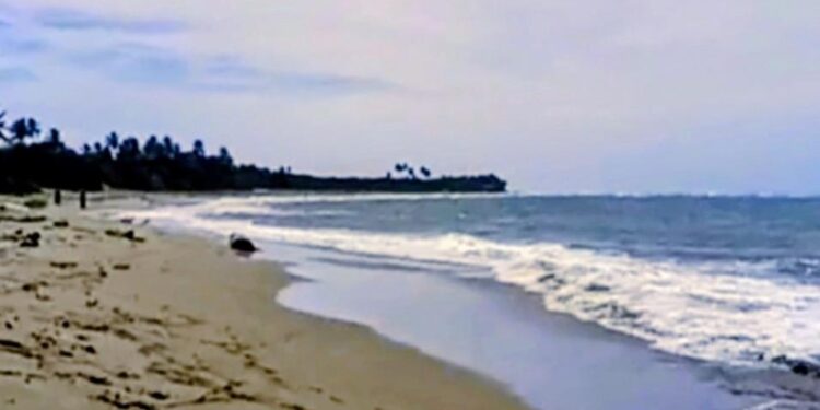Mal de fondo causa oleajes anormales en litoral costero de Puerto Plata; restringen acceso de bañistas a playas