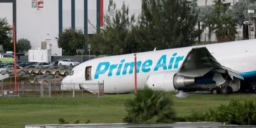 Al menos cinco muertos y cinco heridos tras accidente e incendio de avión de carga en Miami