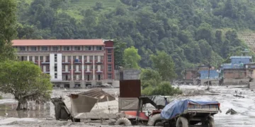 Aumentan a 1.295 muertos tras riada en Nepal