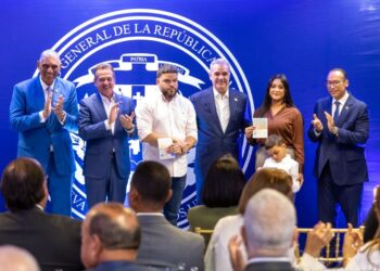 Abinader inicia en NY entrega nuevo pasaporte a la diáspora