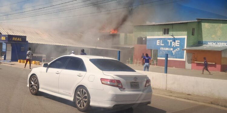 Incendio destruye varias viviendas y Bar Franklin en Dajabón